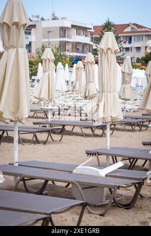Parasols et chaises longues dans l'état assemblé sur la plage. Banque D'Images