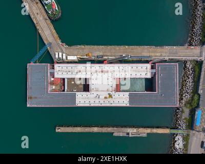 Portland, Dorset, Royaume-Uni. 25 juin 2024. Vue générale depuis les airs de la barge de demandeurs d'asile Bibby Stockholm au port de Portland près de Weymouth dans le Dorset. Crédit photo : Graham Hunt/Alamy Live News Banque D'Images