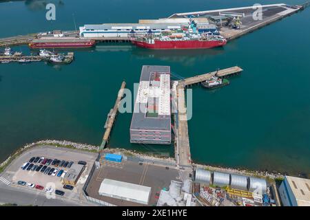 Portland, Dorset, Royaume-Uni. 25 juin 2024. Vue générale depuis les airs de la barge de demandeurs d'asile Bibby Stockholm au port de Portland près de Weymouth dans le Dorset. Crédit photo : Graham Hunt/Alamy Live News Banque D'Images