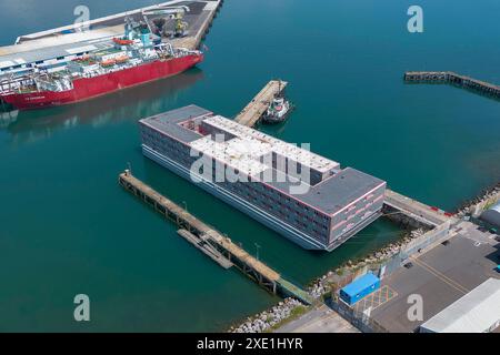 Portland, Dorset, Royaume-Uni. 25 juin 2024. Vue générale depuis les airs de la barge de demandeurs d'asile Bibby Stockholm au port de Portland près de Weymouth dans le Dorset. Crédit photo : Graham Hunt/Alamy Live News Banque D'Images