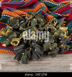 Concombre séché de dinde farci de viande hachée, riz, herbes et épices. Le concombre farci est un plat turc traditionnel de Gaziantep. Nom local Banque D'Images