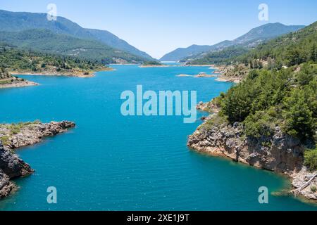 Vue sur la rivière bleue Dimchay dans la région d'Alanya. Banque D'Images