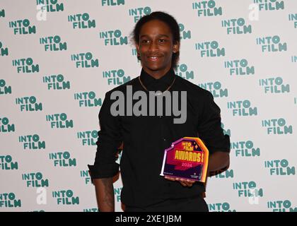 LONDRES, ROYAUME-UNI. 25 juin 2024. Laquarn McQueen (C) avec le prix du meilleur film - âgé de 16 à 19 ans pour « Stop » avec les présentateurs Michael Ajao (G) et Armani Simpson aux INTO film Awards 2024 à l'Odeon luxe Leicester Square le 25 juin 2024 à Londres, Angleterre. Crédit : Voir Li/Picture Capital/Alamy Live News Banque D'Images