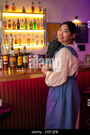 Une coréenne dans un bar Banque D'Images