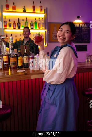 Une coréenne dans un bar Banque D'Images