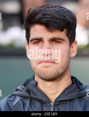 Carlos Alcaraz, vainqueur de l’Open de France 2024, est submergé d’émotions, a les larmes aux yeux à Roland Garros, Paris, France. Banque D'Images