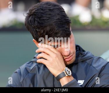 Carlos Alcaraz, vainqueur de l’Open de France 2024, est submergé d’émotions, a les larmes aux yeux à Roland Garros, Paris, France. Banque D'Images