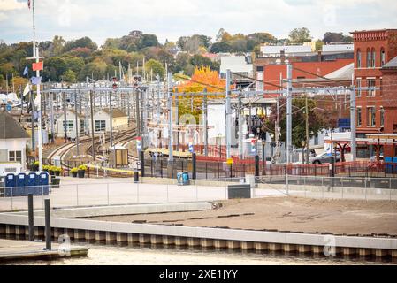 Des voies ferrées sinueuses près d'une gare en bord de mer par un jour nuageux d'automne Banque D'Images