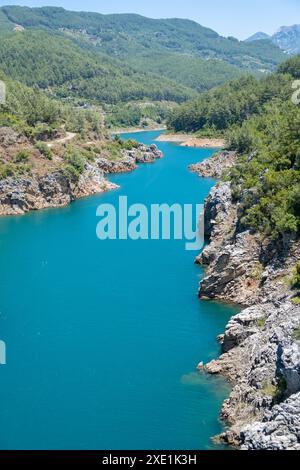 Vue sur la rivière bleue Dimchay dans la région d'Alanya. Banque D'Images