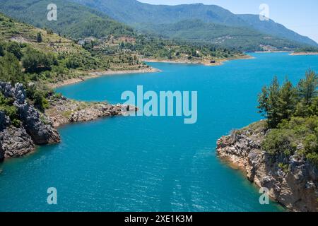 Vue sur la rivière bleue Dimchay dans la région d'Alanya. Banque D'Images