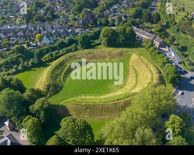 Dorchester, Dorset, Royaume-Uni. 25 juin 2024. Météo britannique. Vue aérienne de l'amphithéâtre Maumbury Rings à Dorchester dans le Dorset par une journée de soleil brûlant. Maumbury Rings est un henge néolithique situé dans le sud de Dorchester. Pendant l'occupation romaine, le site a été adapté comme amphithéâtre pour l'usage des citoyens de la ville romaine voisine de Durnovaria (Dorchester). Crédit photo : Graham Hunt/Alamy Live News Banque D'Images
