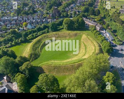 Dorchester, Dorset, Royaume-Uni. 25 juin 2024. Météo britannique. Vue aérienne de l'amphithéâtre Maumbury Rings à Dorchester dans le Dorset par une journée de soleil brûlant. Maumbury Rings est un henge néolithique situé dans le sud de Dorchester. Pendant l'occupation romaine, le site a été adapté comme amphithéâtre pour l'usage des citoyens de la ville romaine voisine de Durnovaria (Dorchester). Crédit photo : Graham Hunt/Alamy Live News Banque D'Images