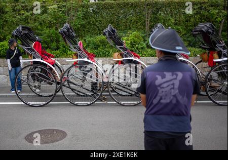 Tokyo, Japon. 25 juin 2024. Un pousse-pousse attend les touristes dans la région d'Arashiyama à Kyoto. Le pousse-pousse japonais ou Jinrikisha est un transport traditionnel par chariot avec un guide qui le tire autour, servant comme un autre symbole emblématique du Japon et populaire parmi les touristes. Crédit : SOPA images Limited/Alamy Live News Banque D'Images