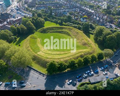 Dorchester, Dorset, Royaume-Uni. 25 juin 2024. Météo britannique. Vue aérienne de l'amphithéâtre Maumbury Rings à Dorchester dans le Dorset par une journée de soleil brûlant. Maumbury Rings est un henge néolithique situé dans le sud de Dorchester. Pendant l'occupation romaine, le site a été adapté comme amphithéâtre pour l'usage des citoyens de la ville romaine voisine de Durnovaria (Dorchester). Crédit photo : Graham Hunt/Alamy Live News Banque D'Images