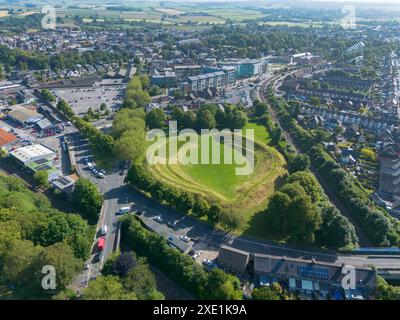Dorchester, Dorset, Royaume-Uni. 25 juin 2024. Météo britannique. Vue aérienne de l'amphithéâtre Maumbury Rings à Dorchester dans le Dorset par une journée de soleil brûlant. Maumbury Rings est un henge néolithique situé dans le sud de Dorchester. Pendant l'occupation romaine, le site a été adapté comme amphithéâtre pour l'usage des citoyens de la ville romaine voisine de Durnovaria (Dorchester). Crédit photo : Graham Hunt/Alamy Live News Banque D'Images