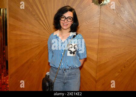 Paris, France. 25 juin 2024. Paris, France. 25 juin 2024. Sylvie Hoarau participe au salon Alexis Mabille haute Couture automne/hiver 2024-2025 dans le cadre de la Fashion week de Paris le 25 juin 2024 à Paris. Photo de Laurent Zabulon/ABACAPRESS. COM Credit : Abaca Press/Alamy Live News Banque D'Images