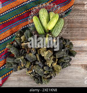 Concombre séché de dinde farci de viande hachée, riz, herbes et épices. Le concombre farci est un plat turc traditionnel de Gaziantep. Nom local Banque D'Images
