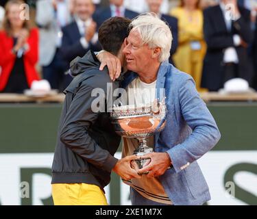 La légende du tennis Bjorn Borg remet le trophée à Carlos Alcaraz à l'Open de France 2024, Roland Garros, Paris, France. Banque D'Images