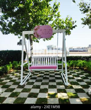 Balançoire en bois vide dans le parc sur la rive de la mer Caspienne Banque D'Images