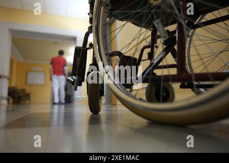 Lutherstadt Wittenberg, Allemagne. 25 juin 2024. Un fauteuil roulant se trouve dans le couloir du centre de retraite et de soins de Lerchenberg. Le personnel infirmier d'El Salvador a terminé sa formation à l'établissement et y travaille comme soignant. Crédit : Sebastian Willnow/dpa/Alamy Live News Banque D'Images