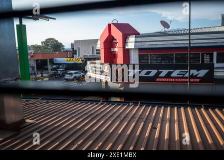 Vue d'une fenêtre d'un magasin de vélos, San Jose, Costa, Rica Banque D'Images