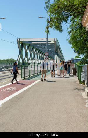Bratislava, Slovaquie - 15 juillet 2023 : Un groupe de touristes sur le vieux pont sur le Danube à Bratislava. Slovaquie. Banque D'Images