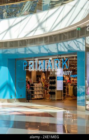 Bratislava, Slovaquie - 15 juillet 2023 : Primark Store Front dans le centre commercial Eurovea. Bratislava. Slovaquie. Banque D'Images