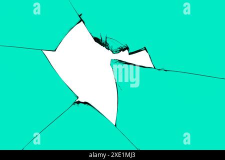 Un morceau de verre brisé avec un trou et des fissures. Fenêtre verte avec fond blanc au centre, effet de destruction, texture pour de Banque D'Images