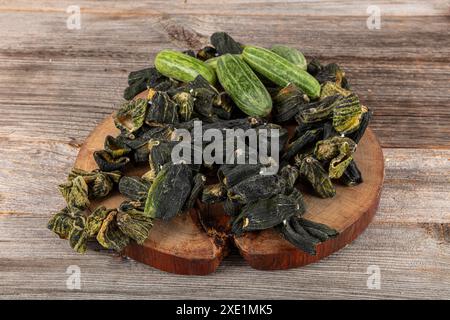 Concombre séché de dinde farci de viande hachée, riz, herbes et épices. Le concombre farci est un plat turc traditionnel de Gaziantep. Nom local Banque D'Images
