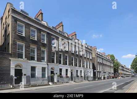 Maisons mitoyennes géorgiennes sur le côté ouest de Gower Street, Bloomsbury, Londres. Banque D'Images