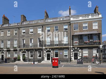 Maisons de ville géorgiennes sur le côté nord de Bedford Square, Bloomsbury, Londres, Royaume-Uni Banque D'Images