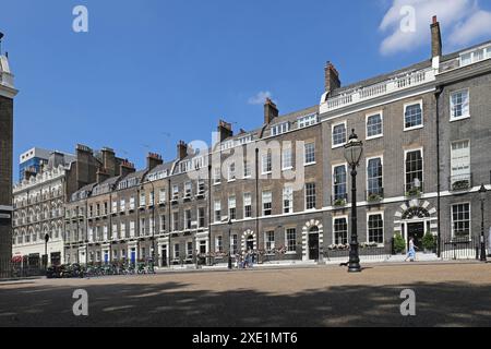 Maisons de ville géorgiennes sur le côté nord de Bedford Square et Bayley Street, Bloomsbury, Londres, Royaume-Uni Banque D'Images