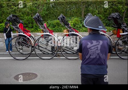 Tokyo, Japon. 25 juin 2024. Un pousse-pousse attend les touristes dans la région d'Arashiyama à Kyoto. Le pousse-pousse japonais ou Jinrikisha est un transport traditionnel par chariot avec un guide qui le tire autour, servant comme un autre symbole emblématique du Japon et populaire parmi les touristes. (Photo de Pongmanat Tasiri/SOPA images/Sipa USA) crédit : Sipa USA/Alamy Live News Banque D'Images
