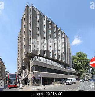 Le bâtiment Brutalist London YMCA sur Tottenham court Road. Aujourd'hui occupé par l'hôtel St Giles. Élévation arrière vue depuis Adeline place. Banque D'Images