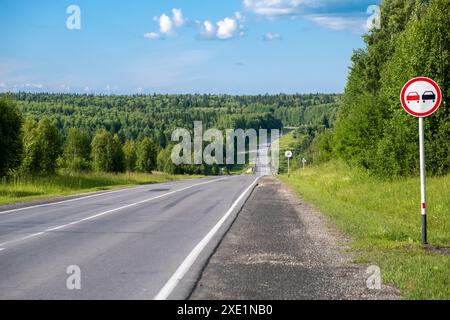 Il est interdit de dépasser un panneau routier sur une autoroute de banlieue Banque D'Images