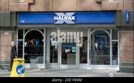 Londres, Royaume-Uni - 7 mai 2023 : succursale bancaire de Halifax à Londres. Halifax est une banque britannique, qui fait partie de la Lloyds Banking Gro Banque D'Images