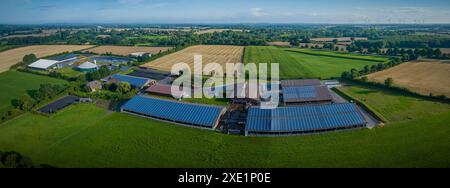 Vue aérienne de l'élevage agricole moderne avec panneaux photovoltaïques sur les toits de grange, Agri Banque D'Images