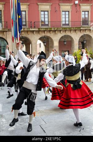 Danse folklorique, folklore asturien, Plaza mayor, Gijon, Asturies en Espagne. Banque D'Images