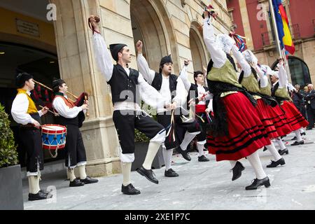 Danse folklorique, folklore asturien, Plaza mayor, Gijon, Asturies en Espagne. Banque D'Images