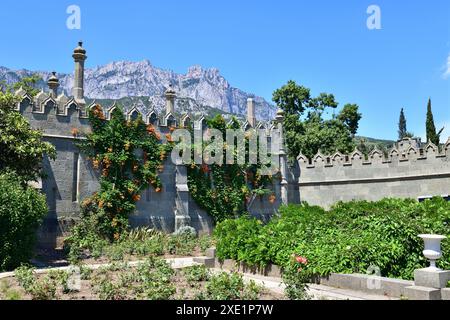 Alupka, Crimée - juillet 06. 2019. Mur du palais Vorontsovsky avec vue sur le mont ai-Petri Banque D'Images