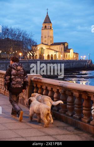 L'église San Pedro, San Lorenzo beach, Gijón, Asturias, Espagne. Banque D'Images