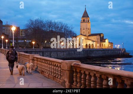 L'église San Pedro, San Lorenzo beach, Gijón, Asturias, Espagne. Banque D'Images