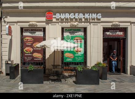 Bratislava, Slovaquie - 15 juillet 2023 : Restaurant Burger King à Bratislava. Burger King est une multinationale basée aux États-Unis Banque D'Images