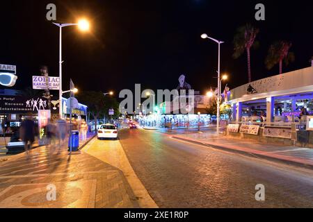 Protaras, Chypre - 6 octobre. 2019. La vue générale de la rue Protara la nuit Banque D'Images