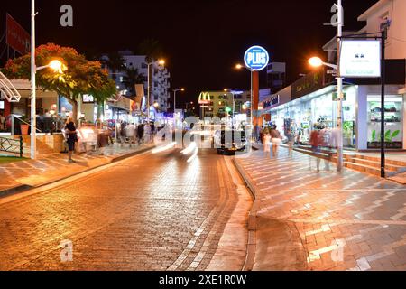 Protaras, Chypre - 6 octobre. 2019. La vue générale de la rue Protara la nuit Banque D'Images