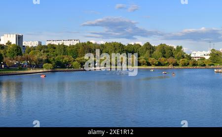 Parc de la victoire et un grand étang de la ville à Zelenograd à Moscou, Russie Banque D'Images