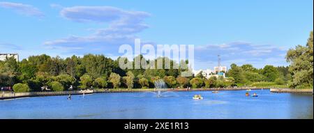 Parc de la victoire et un grand étang de la ville à Zelenograd à Moscou, Russie Banque D'Images