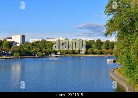 Moscou, Russie - juillet 30. 2023. Parc de la victoire et grand étang de la ville à Zelenograd Banque D'Images