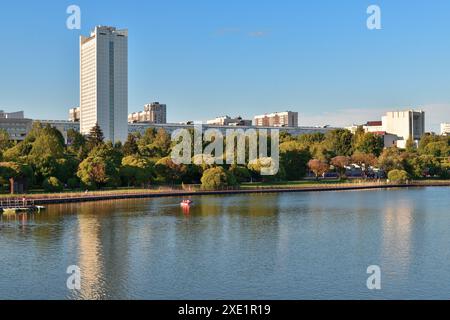 Moscou, Russie - juillet 30. 2023. Parc de la victoire et grand étang de la ville à Zelenograd Banque D'Images