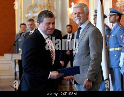 Prague, République tchèque. 25 juin 2024. Le président tchèque Petr Pavel, à droite, nomme Jiri Priban, à gauche, juge à la Cour constitutionnelle le 25 juin 2024, Prague, République tchèque. Crédit : Katerina Sulova/CTK photo/Alamy Live News Banque D'Images